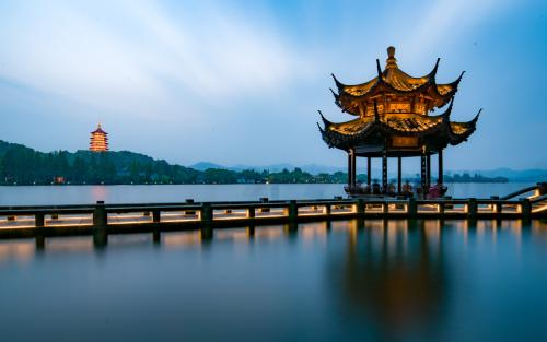 如果说西湖是世所皆知的杭城白月光,那" 十里银湖墅"就是老杭州人的