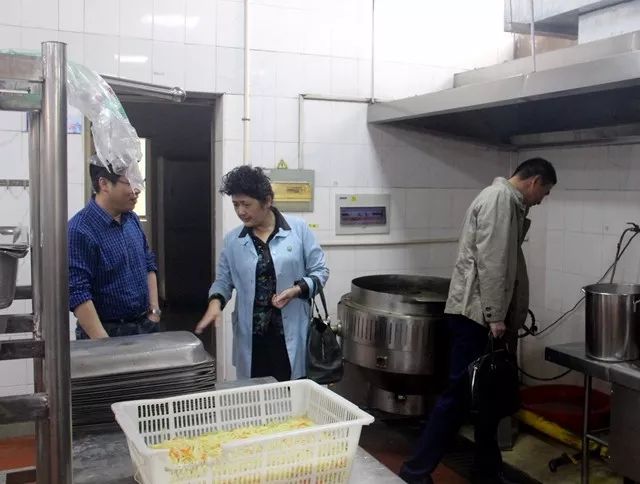 育局局长潘音带队赴南浔中学、练市中学开展安