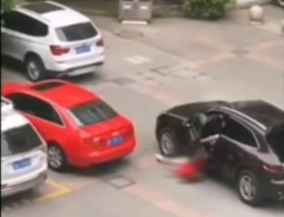 杭州某大学内男子驾保时捷碾压女友 !目前嫌疑