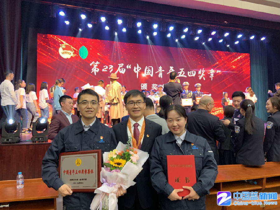 刚结束的五四运动100周年大会 王立平坐在了