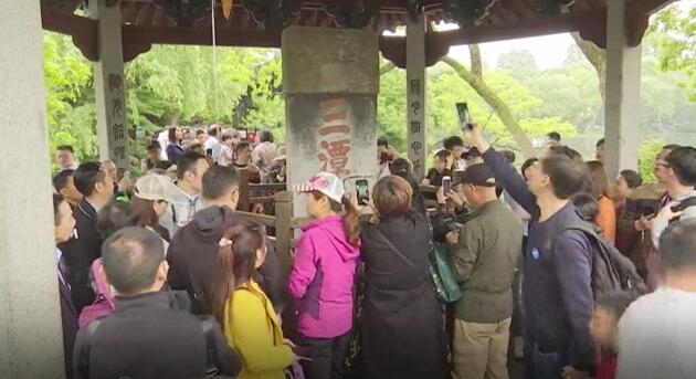 小长假第一天 浙江各景区游客量火爆 西湖迎客