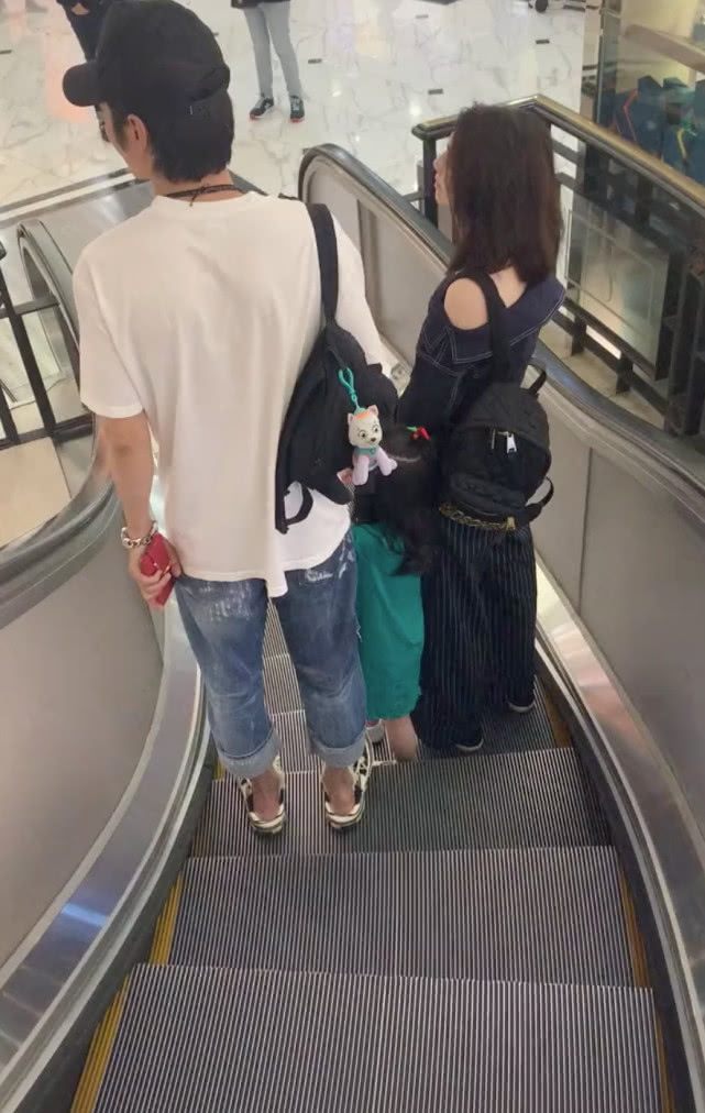 洪欣张丹峰牵女儿逛街 毕滢风波后重归于好