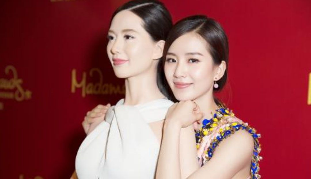 明星蜡像谁最像 周冬雨同框真假难分 杨幂合影用扇子挡脸