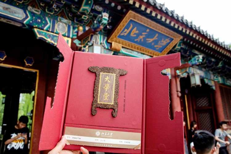 (北京大学供图)除了录取通知书外,今年,北大还邀请了7位不同时代的"