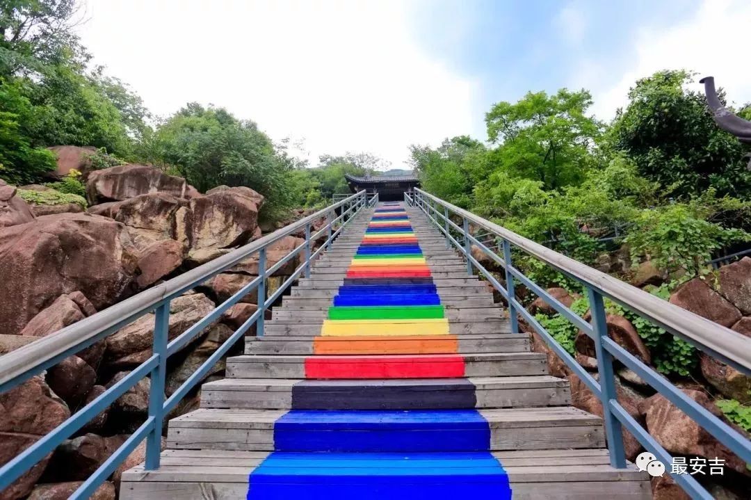 有一条彩虹楼梯