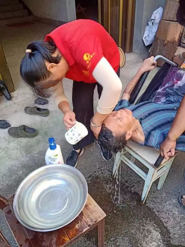 为失能老人洗发