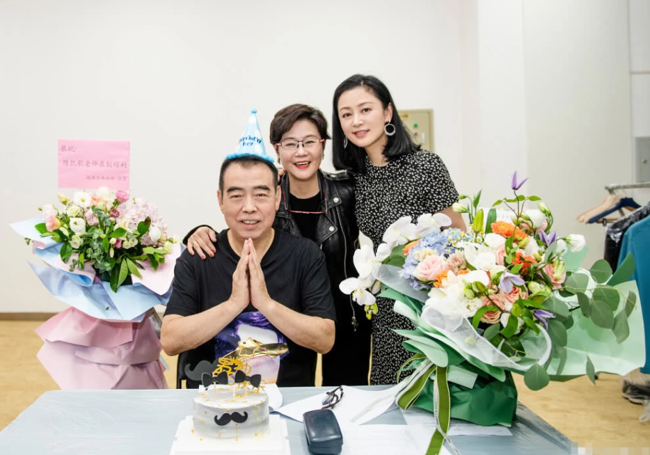 陈凯歌夫妇罕见同框庆生 50岁陈红美貌依旧