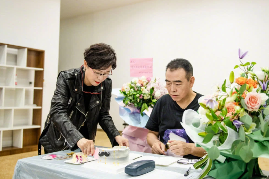 陈凯歌夫妇罕见同框庆生 50岁陈红美貌依旧