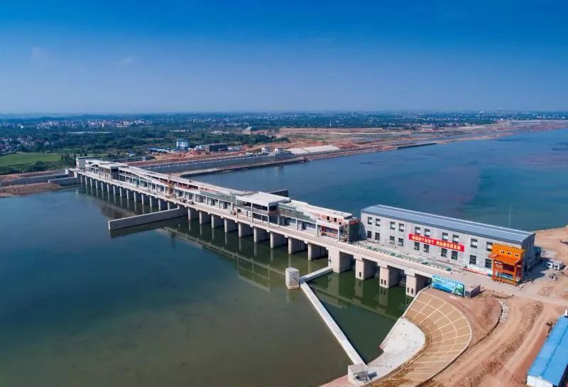 "根据测算,开发后的钱塘江中上游航道运输通过能力相当于1条复线铁路