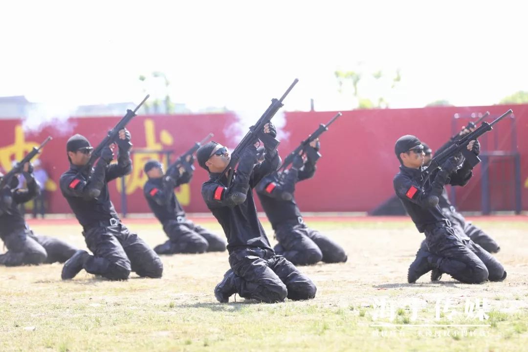 海宁发生震撼一幕!900名警察集结!120架无人机升空!6发信号弹连发.