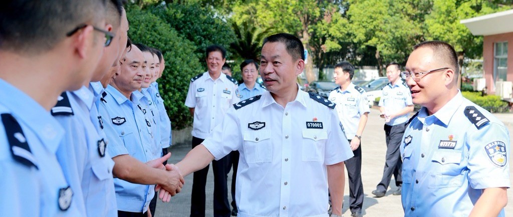 烛光映初心!教师节,公安局长伍建利慰问全市警察教师