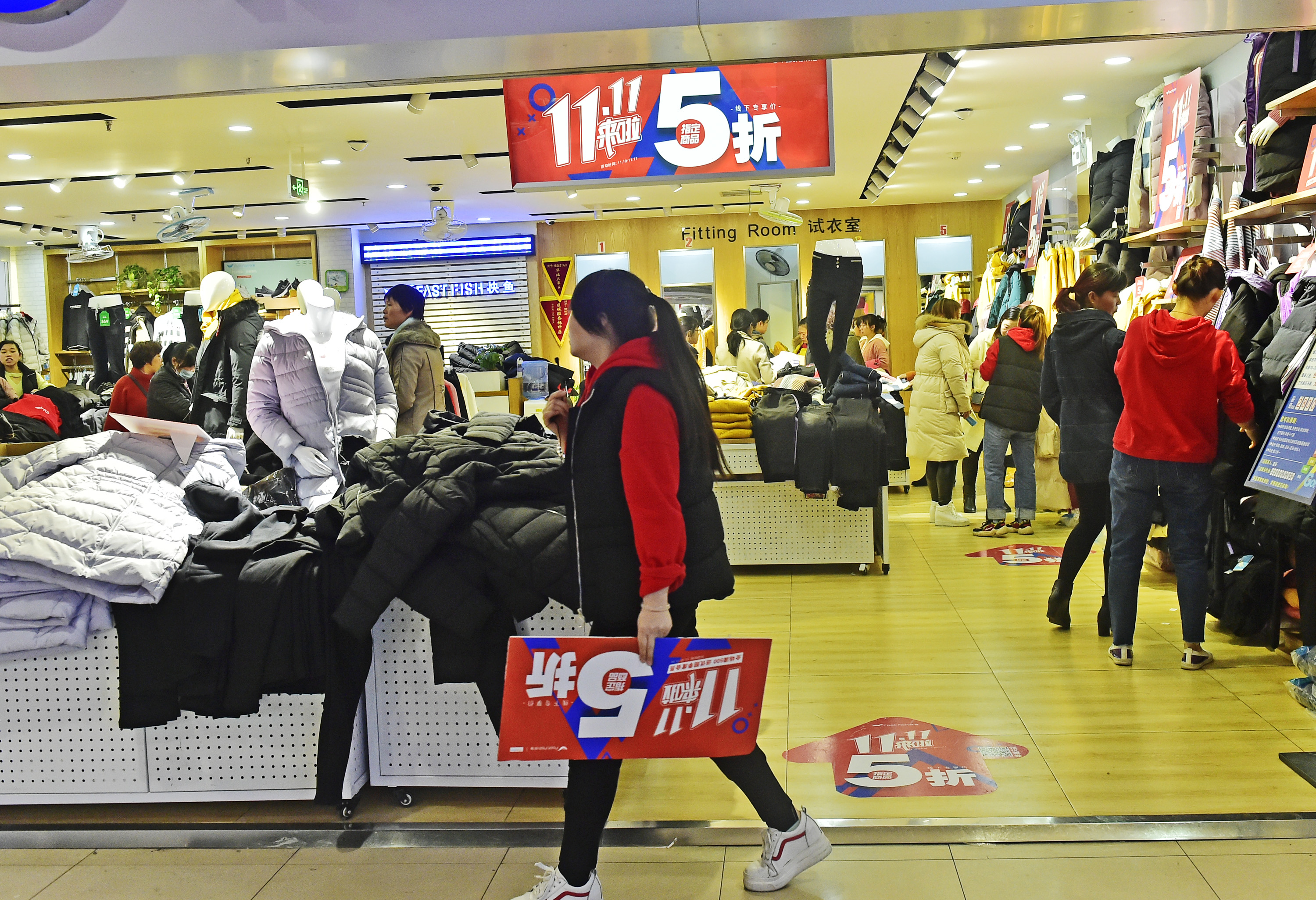 中国服装销量一年减少178.5亿件,消费者不爱买衣服了?
