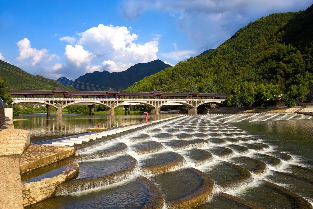 > > 正文 秦望城市眼  还公望先生笔下的 富春山水以本来面目 是富阳