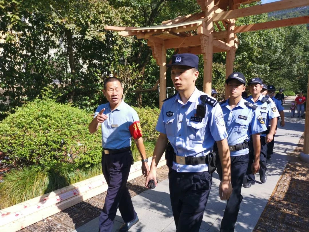 我在岗位上丨"人,从,众"中那一抹令人心安的警察蓝