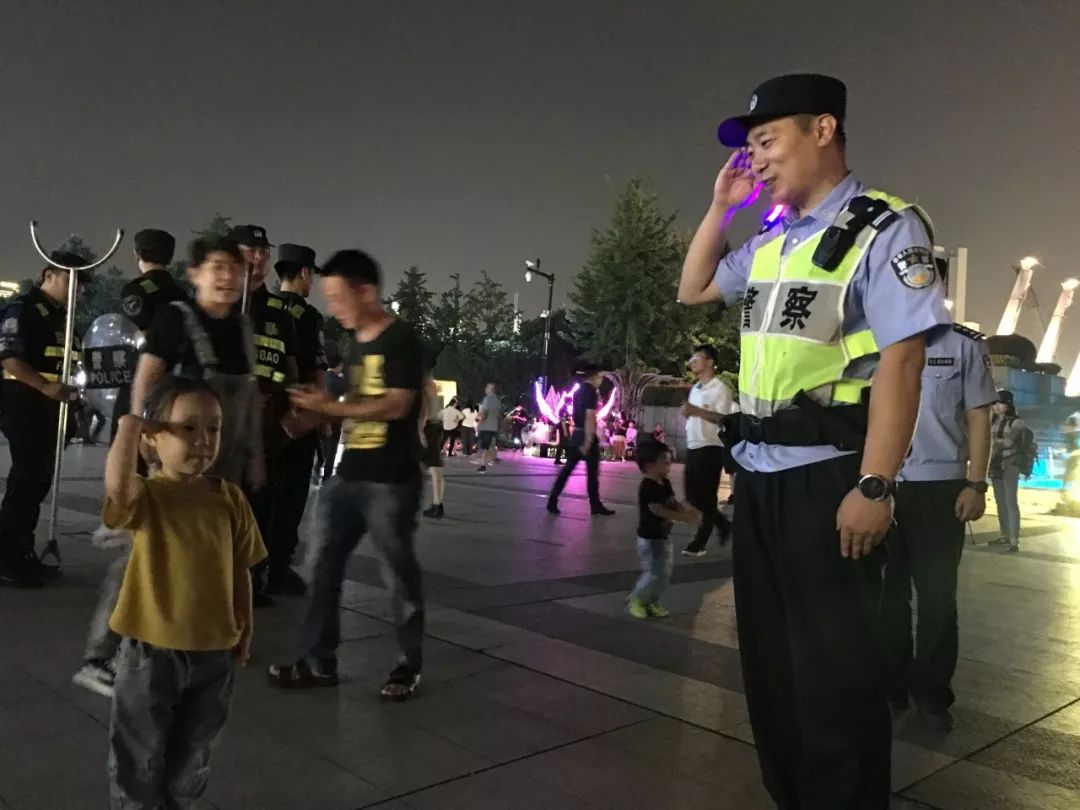 △下城分局民警执勤时,一名小姑娘向民警敬礼并轻声说:警察叔叔辛苦了