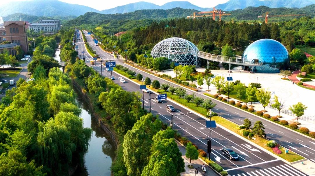 青山湖科技城正以高端装备制造,新一代信息技术,节能环保,生物