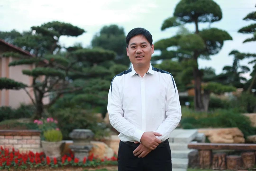 浙江百花园林集团董事长,浙江省青农协会会长,台州市青年企业家协会