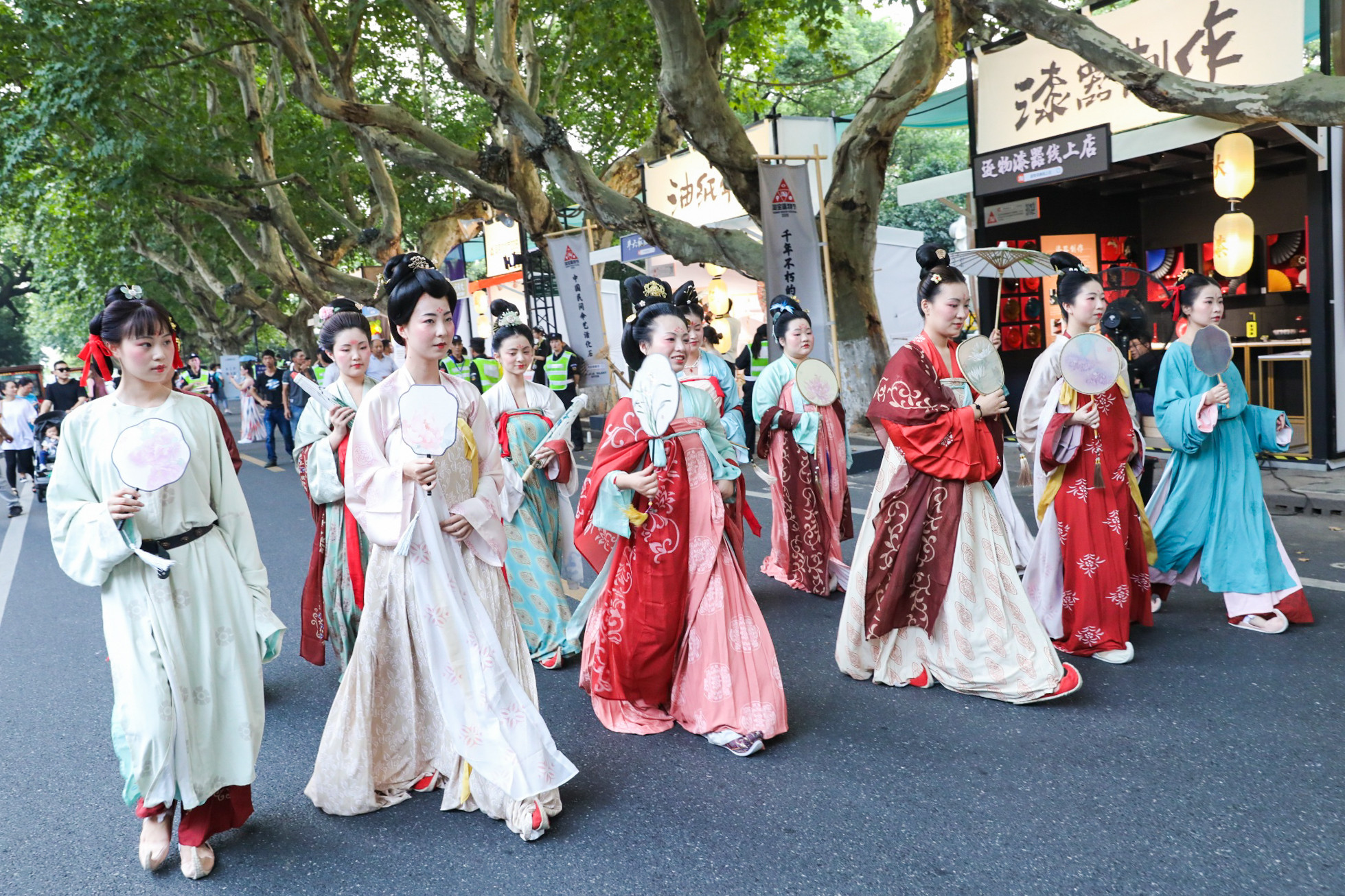 "网红汉服"频现杭州街头 20亿市场体量只是刚刚开始