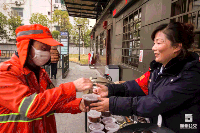 沈伟娣的腊八粥共准备了340份,路过中心站的市民乘客,环卫工人都感受