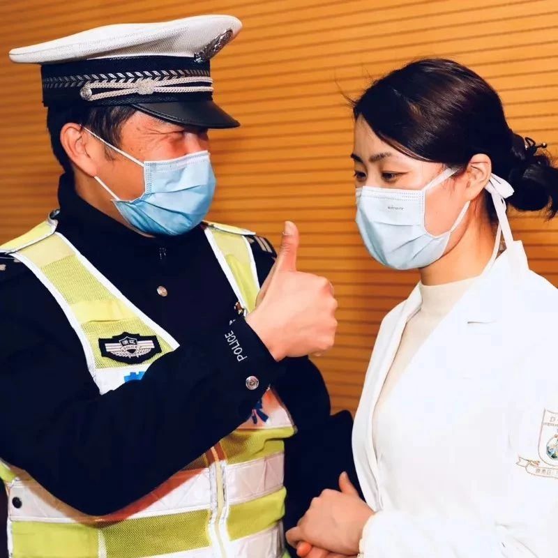 今天,警察丈夫第一次向护士妻子敬礼!