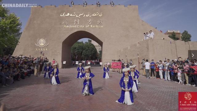 遇见最美喀什 外国博主们现场跳起了新疆舞