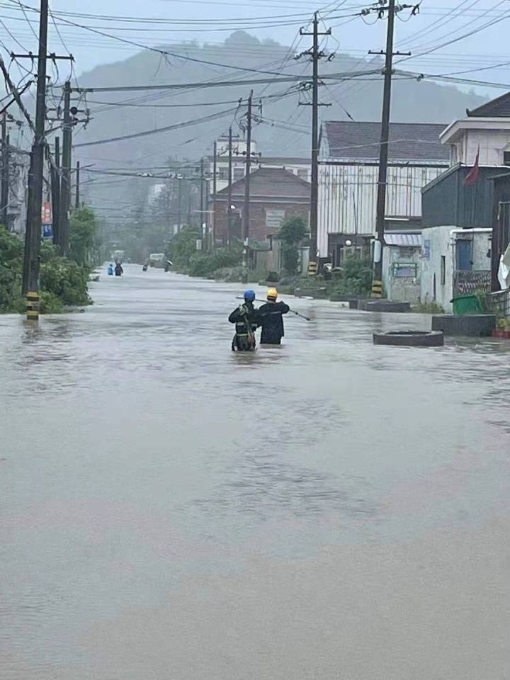 风雨中紧急抢修！浙江86％停电户已恢复供电