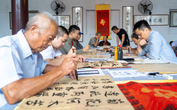 浙江寧海有位百歲“書法爺爺” 40余年義務教全村老少寫書法