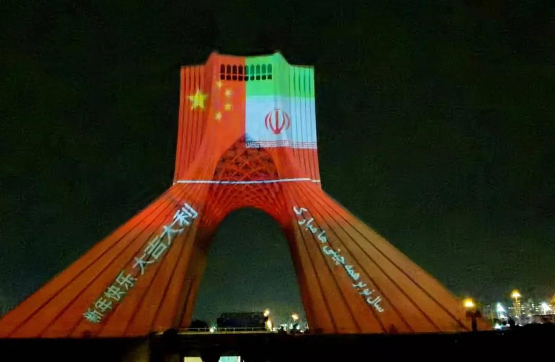 伊朗首都地标点亮“我国红” 双语庆祝我国新年、助力北京冬奥