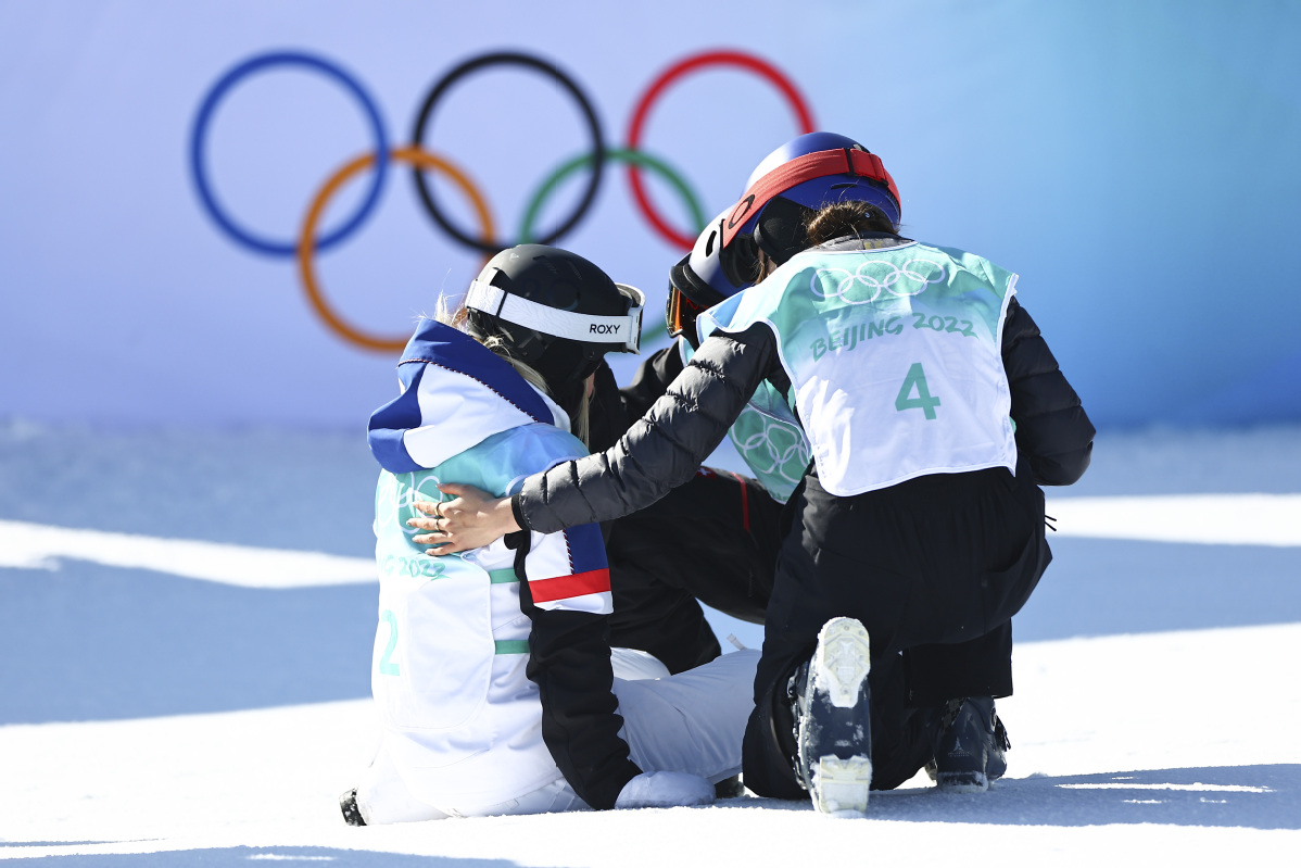 暖心一幕！冬奥会是高手间的竞技，也是体育精神的展示