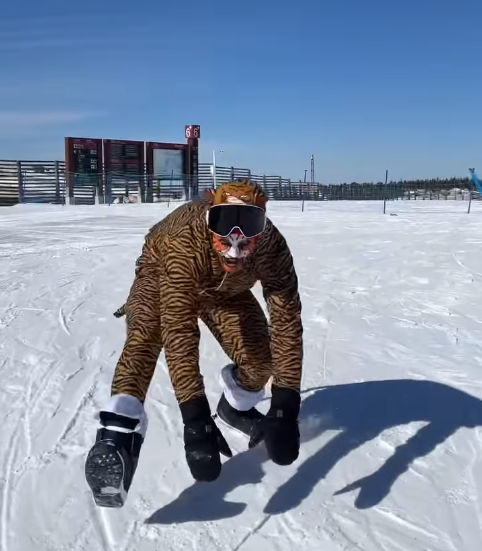 瑞士滑雪运动员山君打扮庆祝我国新年 网友：太酷了！