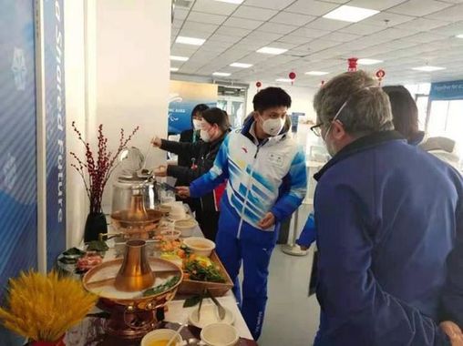 外国宾客点赞冬残奥会中国美食 直呼：像家一样温暖