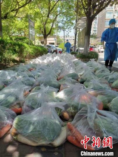 守“沪”日志：志愿者组成30个团购群 守住数千名白叟的“菜篮子”