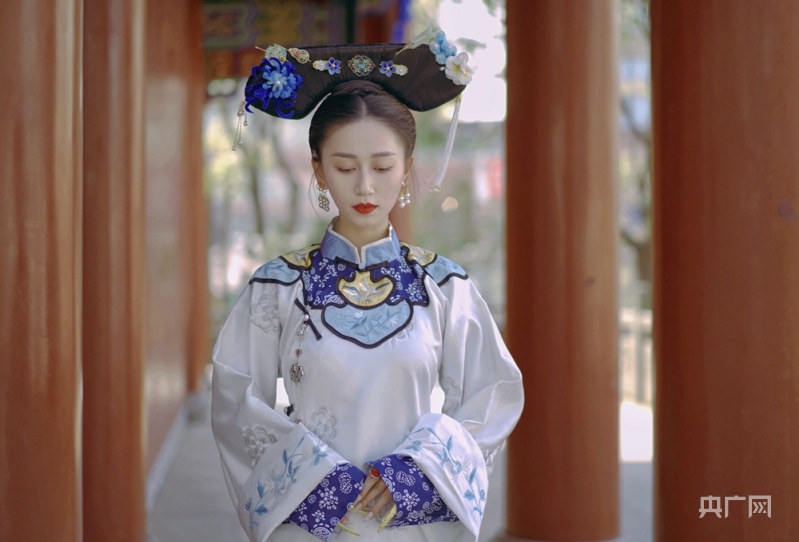 【五四·正当时】传承传统文化 “95后”女孩儿费青演绎56个民族传统服饰