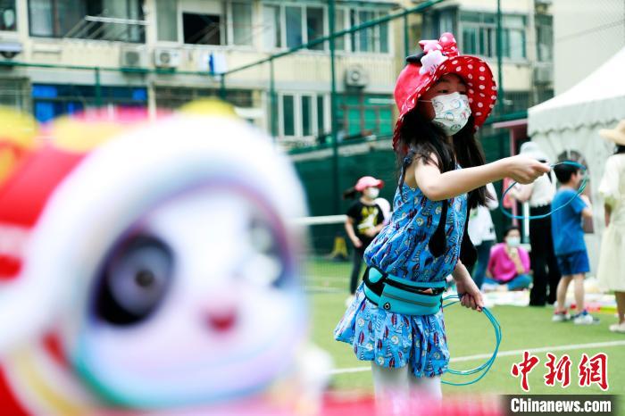 （上海战疫录）上海全面康复日子次序 孩子们在“金童集市”喜度“六一”
