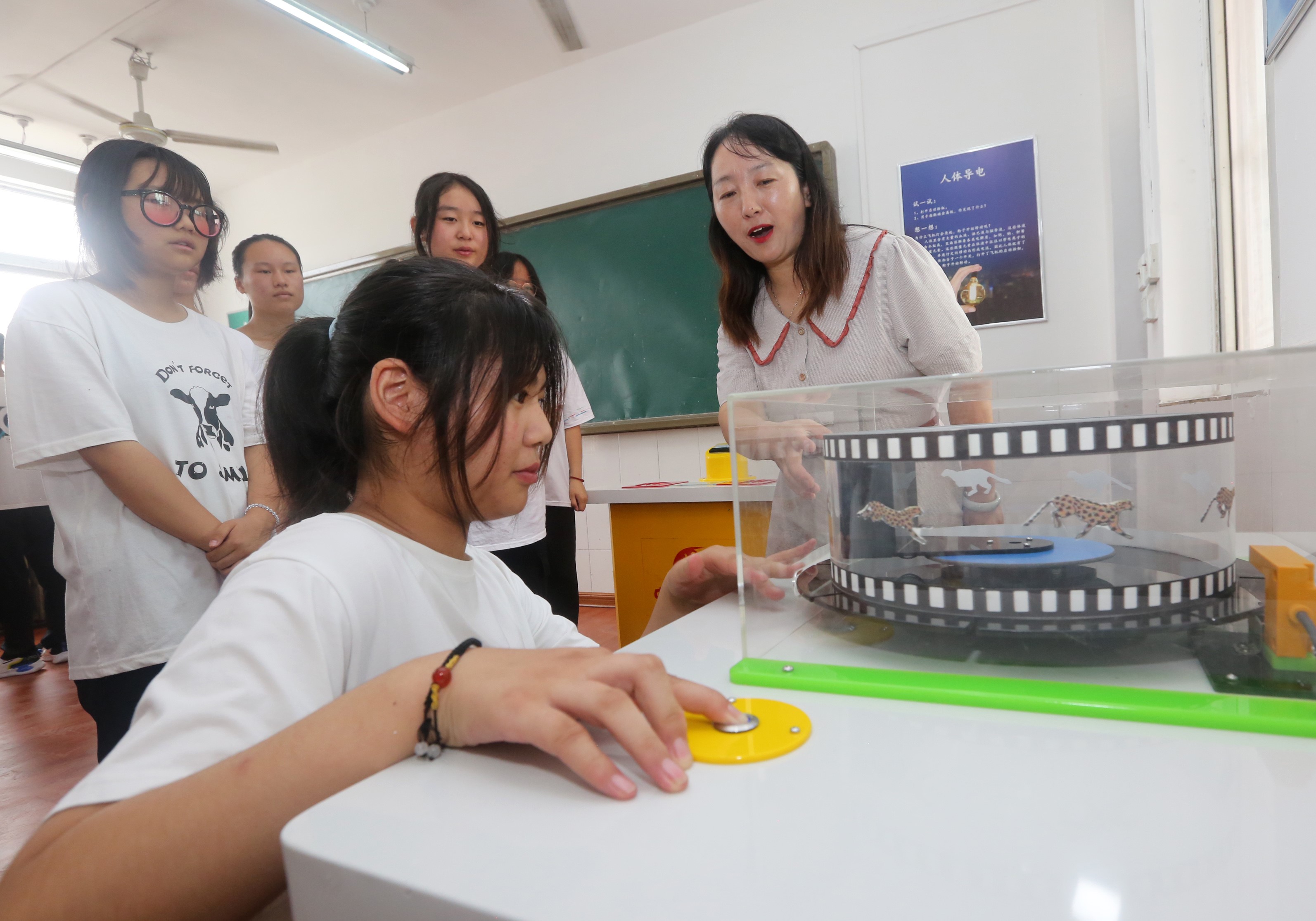 河南三门峡：乡村中学暑期“科技热”