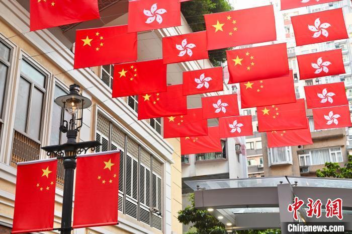 香港喜迎国庆 “我国红”成最亮眼景色