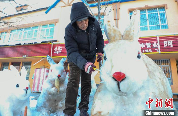 雪雕兔成“网红” 新疆大叔21年用雪雕颂扬属相文明