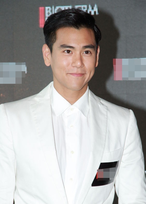 彭于晏出席品牌活动 一身白衣帅气抢镜