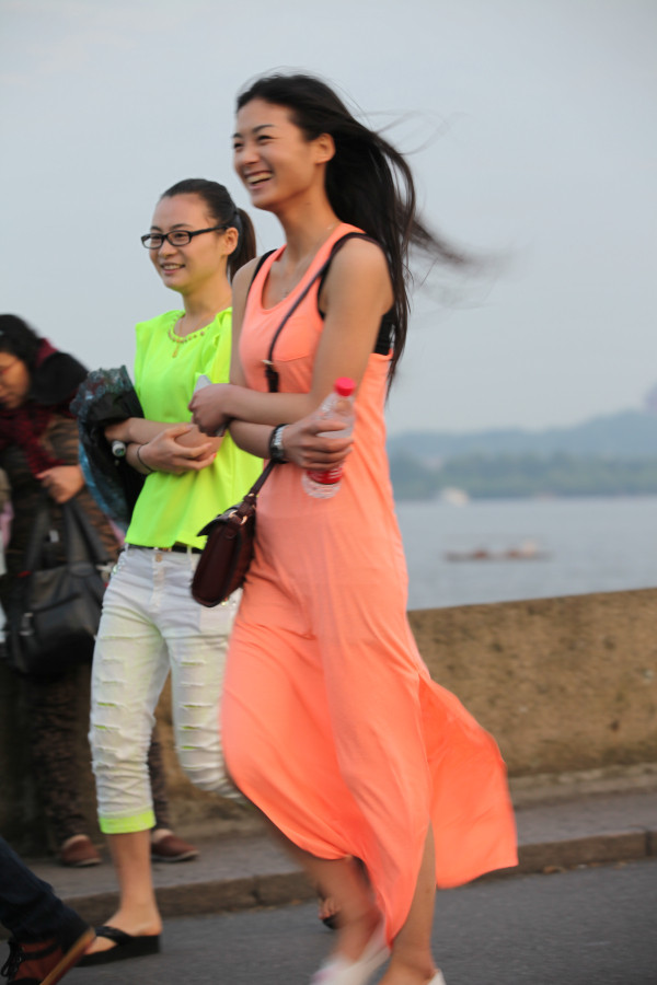 夏天来了 西湖边美女如云