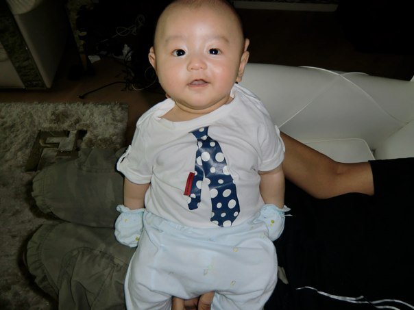 谢霆锋小儿子quintus帅气照 比老大更帅