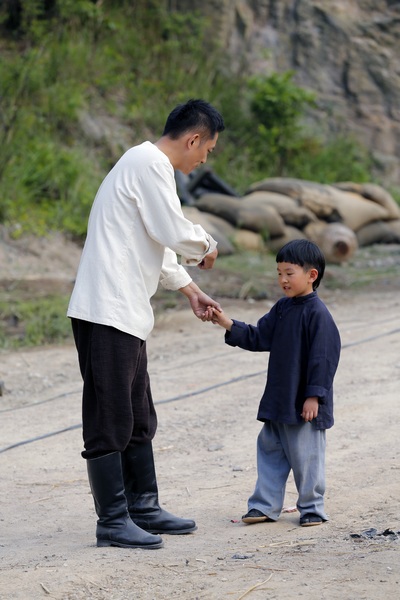 陈昭荣《匹夫英雄》显父爱 对"儿子"又教又哄