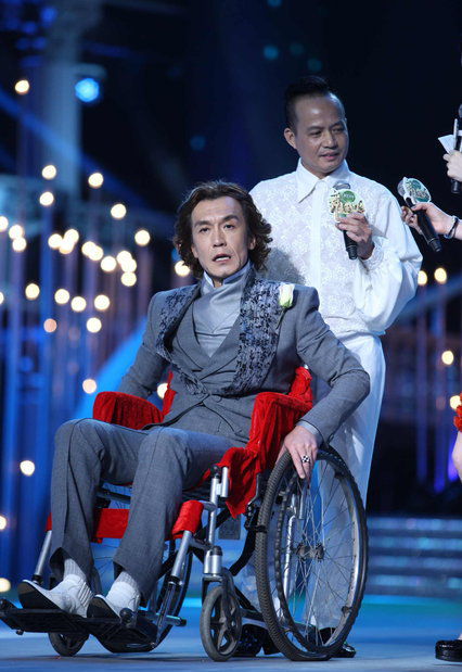 李咏坐轮椅主持节目 遭选手整蛊"花容失色"