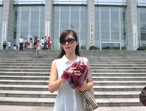 宋雯雯照片被误当赵红霞真实照片:现身庭外证清白