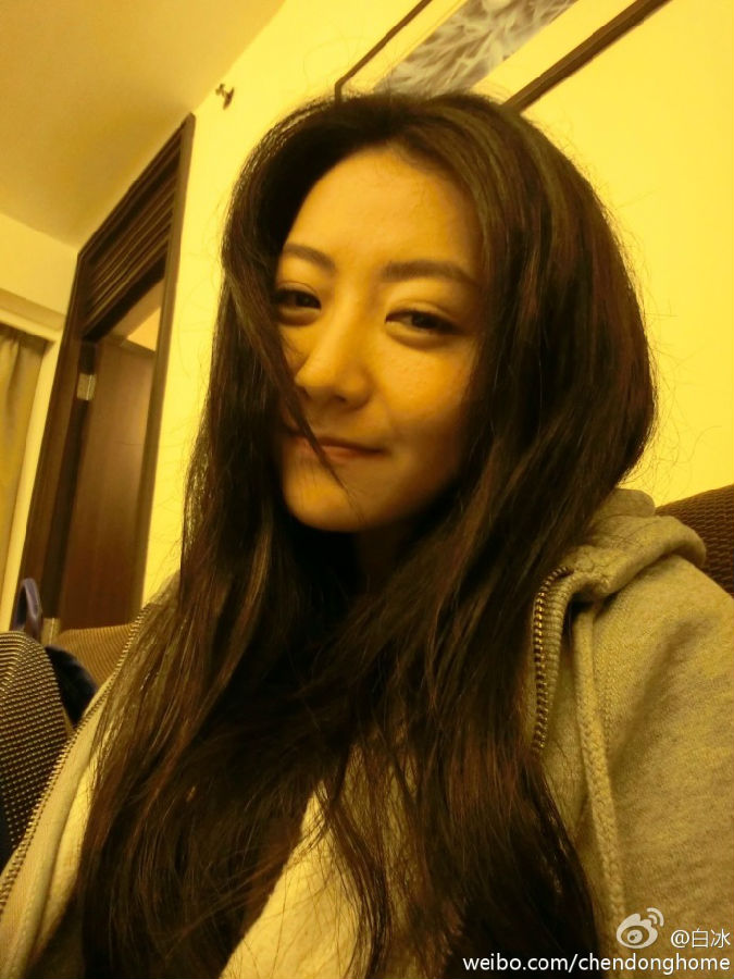 胡歌白冰曝恋情白冰心情大好晒美照