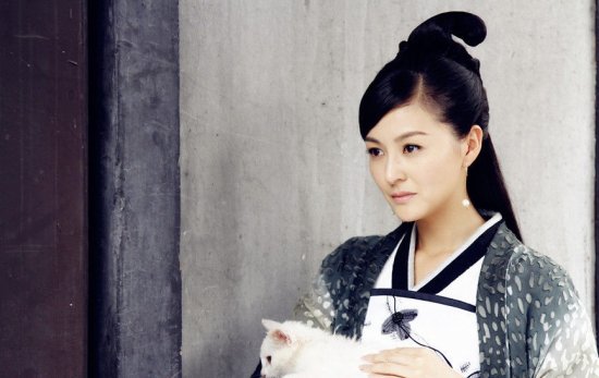 此女在《楚汉传奇》里饰演虞姬,然后在《新洛神》中饰演甄宓,敢挑战