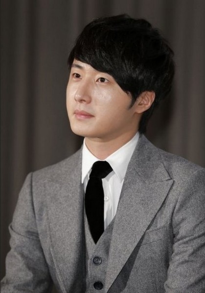 吴尊的身世显赫在圈内已经无人不知,父亲吴景添在文莱经营地产公司,其