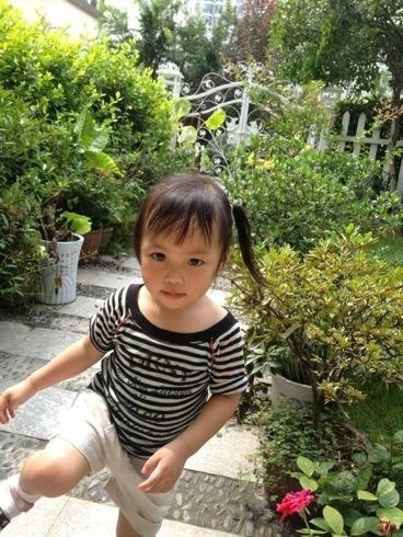 赵薇晒老公女儿背影照显幸福小四月萌翻众网友