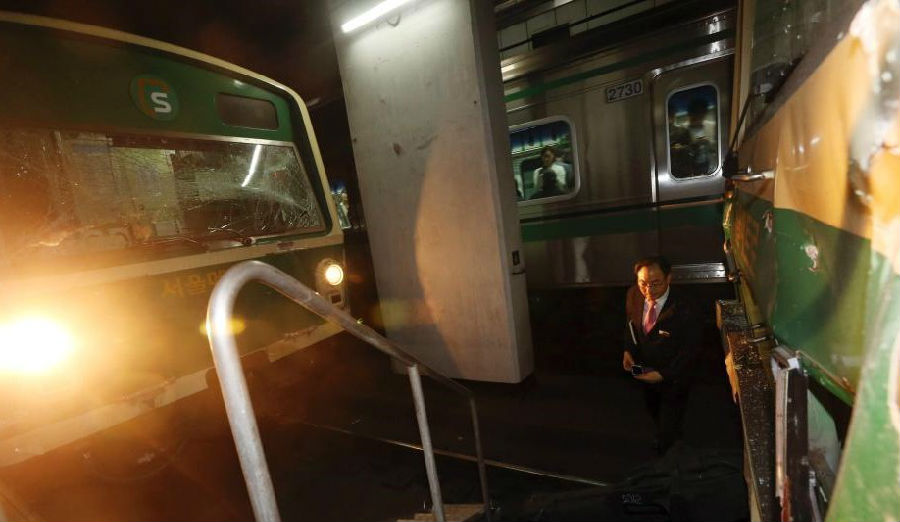 韩国首尔地铁发生追尾事故 致170余名乘客受伤(组图)