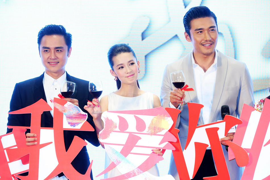 胡兵《如果我爱你》发布会现场抱李沁