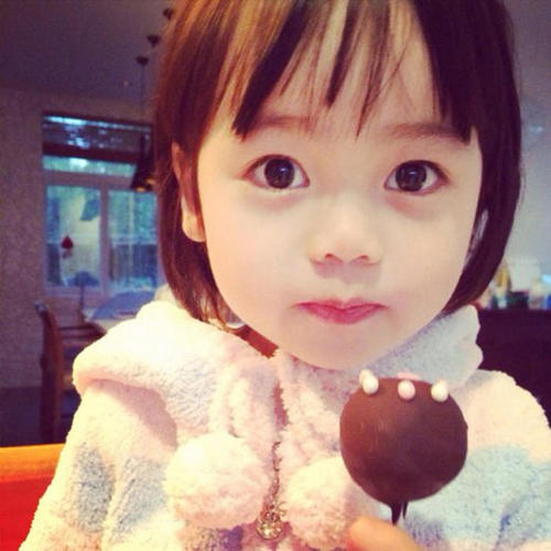 3日晚,田亮在微博晒出女儿森碟采摘草莓的照片,森碟一手拿着自己的